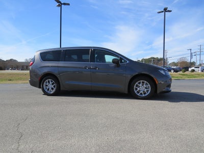 2022 Chrysler Voyager LX